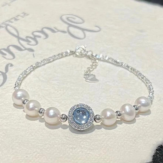 Elegantes Armband mit natürlichen Süßwasserperlen, glänzendem Aquamarin und 925er Silber – zarter Armschmuck mit Swarovski Kristallakzenten