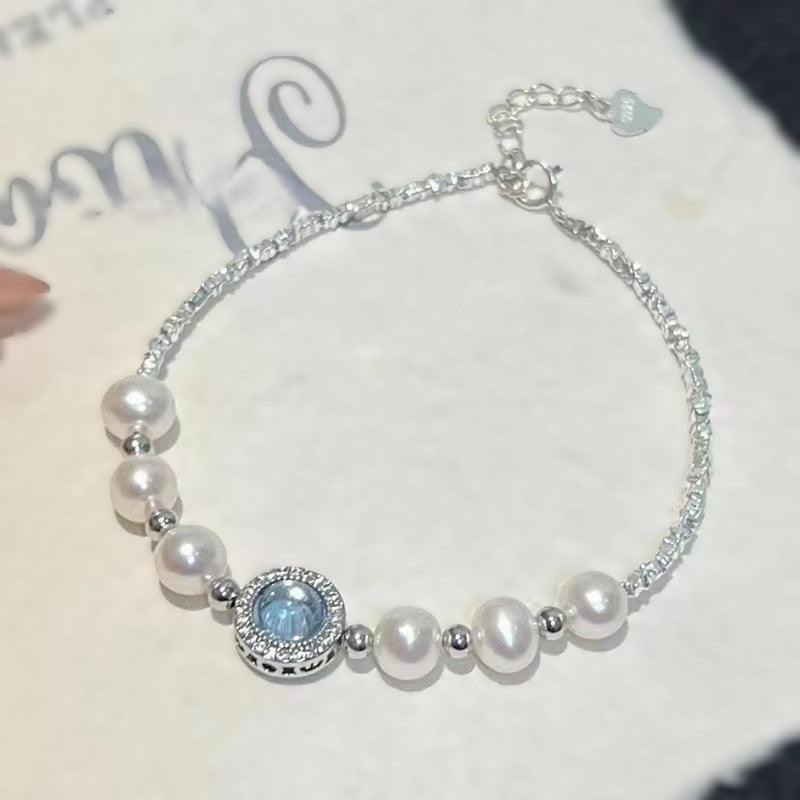 Elegantes Armband mit natürlichen Süßwasserperlen, glänzendem Aquamarin und 925er Silber – zarter Armschmuck mit Swarovski Kristallakzenten


