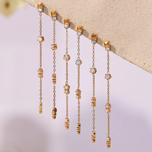 Filigrane Aria's Starlight Drop Ohrringe aus 18K vergoldetem Titanstahl mit hängenden Zirkonia-Steinen auf weißem Hintergrund