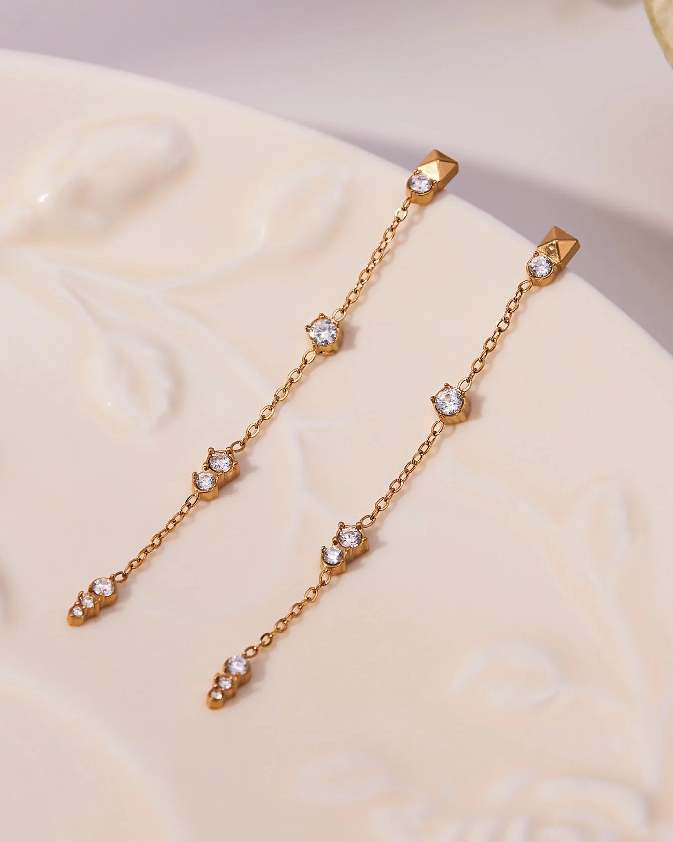 Filigrane Aria's Starlight Drop Ohrringe aus 18K vergoldetem Titanstahl mit hängenden Zirkonia-Steinen 