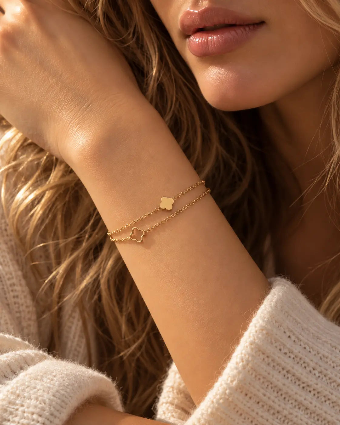 Arielle Kleeblatt Armband in Gold am Handgelenk getragen