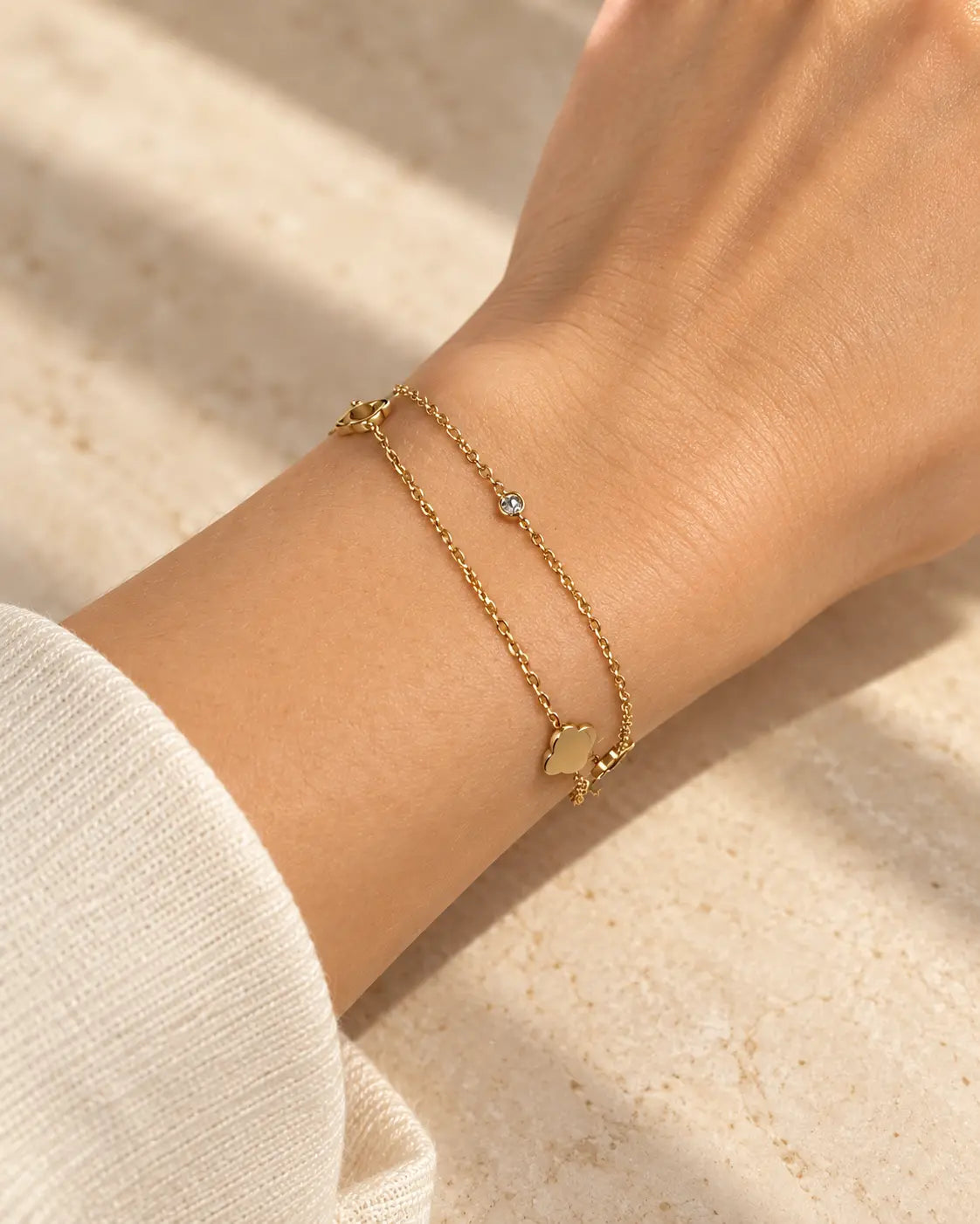 Arielle Kleeblatt Armband in Gold am Handgelenk getragen