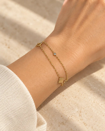 Arielle Kleeblatt Armband in Gold am Handgelenk getragen