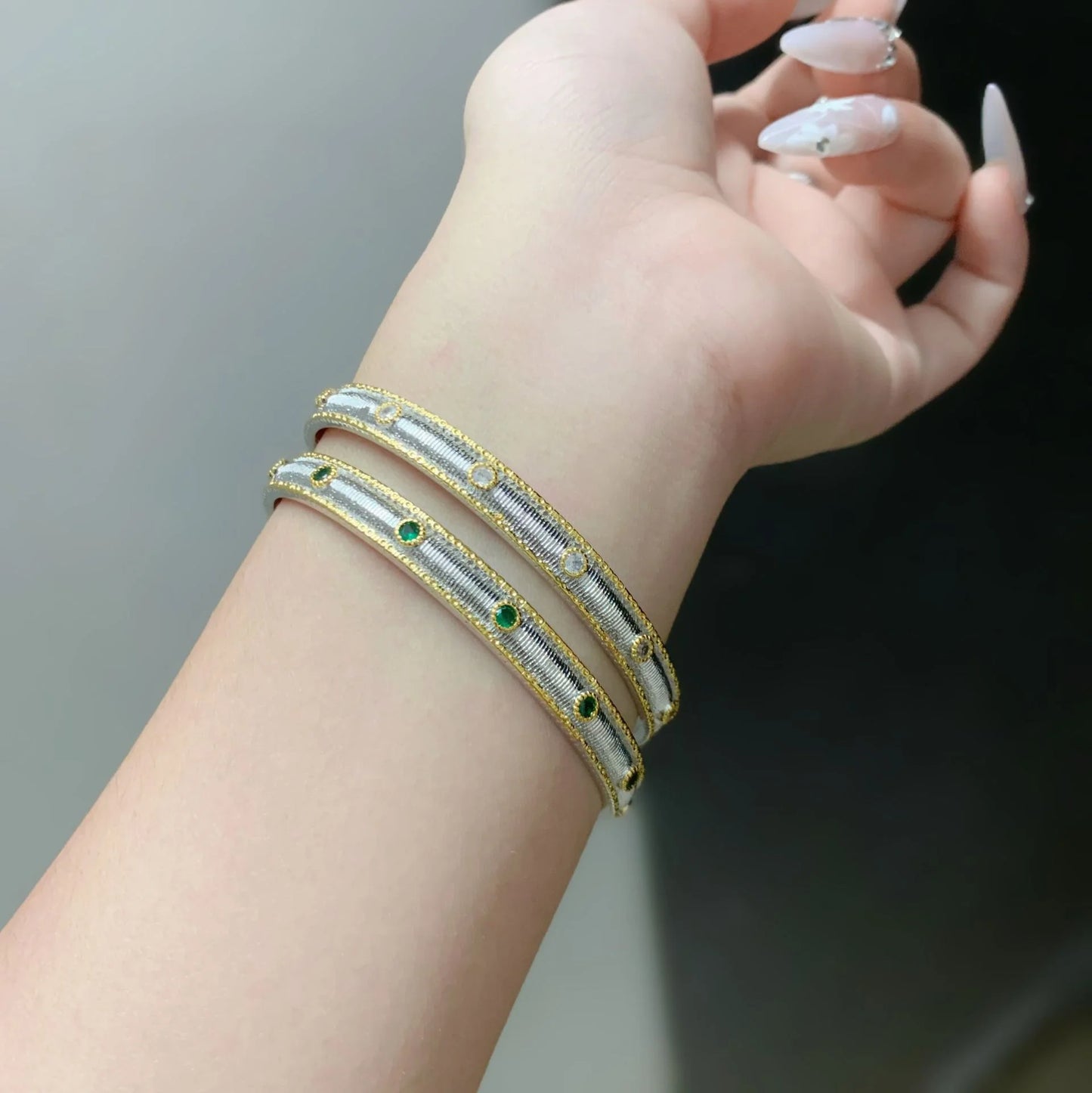 Vergoldeter Damenarmreif mit gebürsteter Oberfläche und Zirkonia