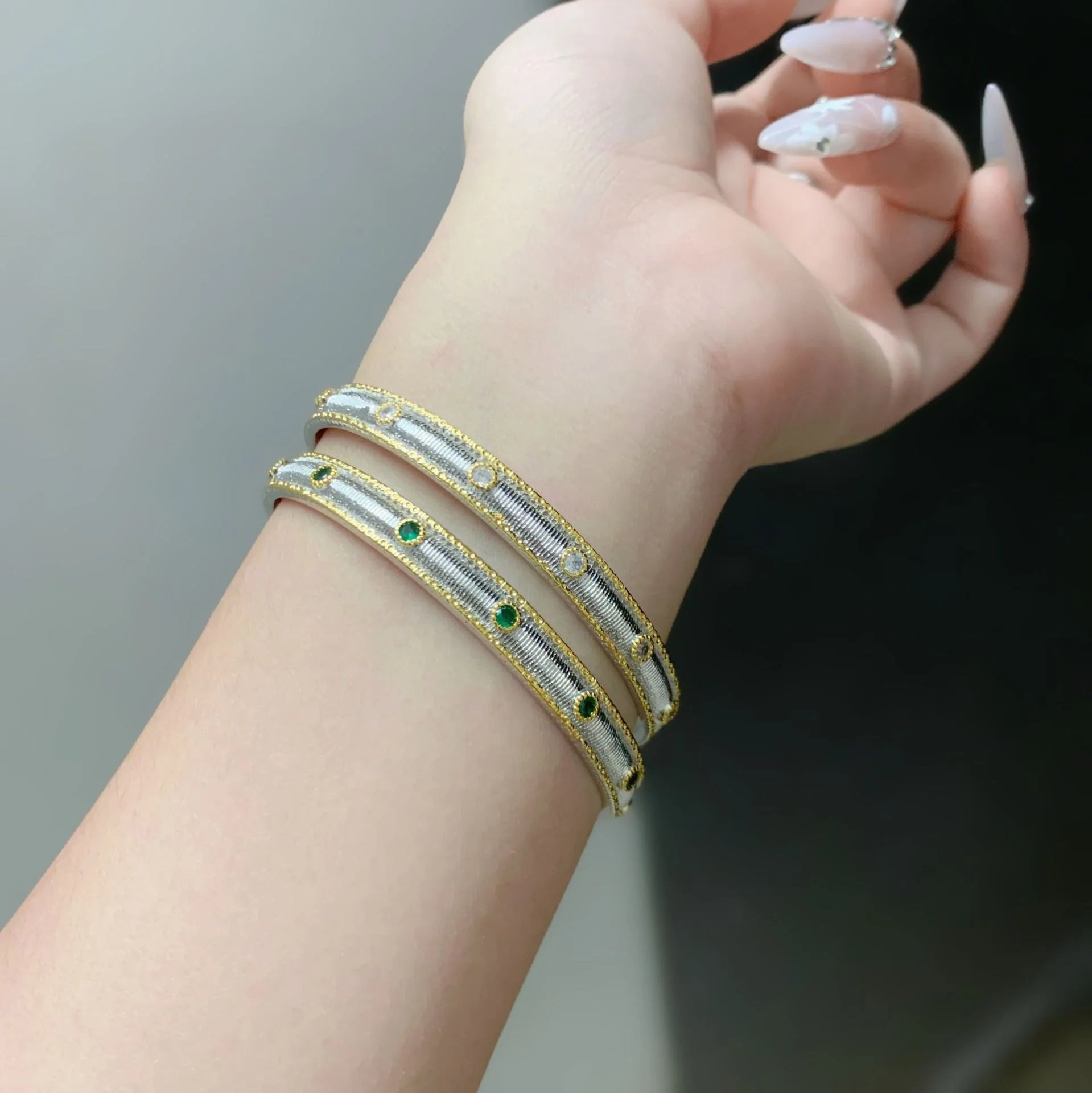 Vergoldeter Damenarmreif mit gebürsteter Oberfläche und Zirkonia