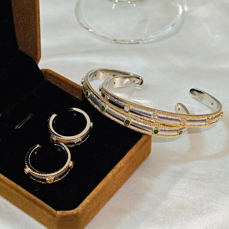 Vergoldeter Ring mit grünen Steinen im gebürsteten Design,vintage