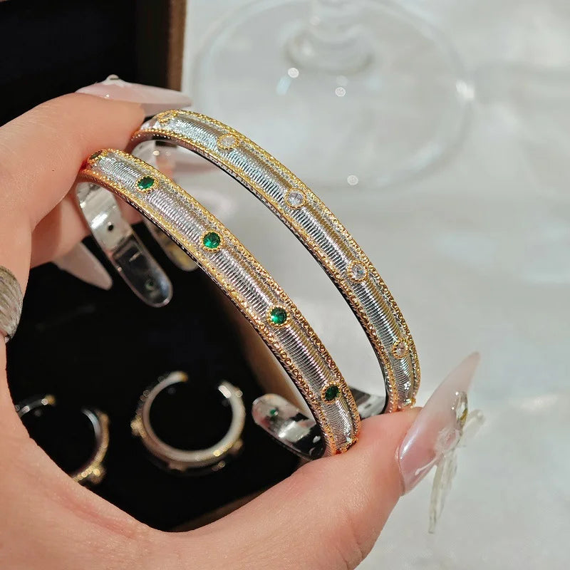 Vergoldeter Damenarmreif mit gebürsteter Oberfläche und Zirkonia