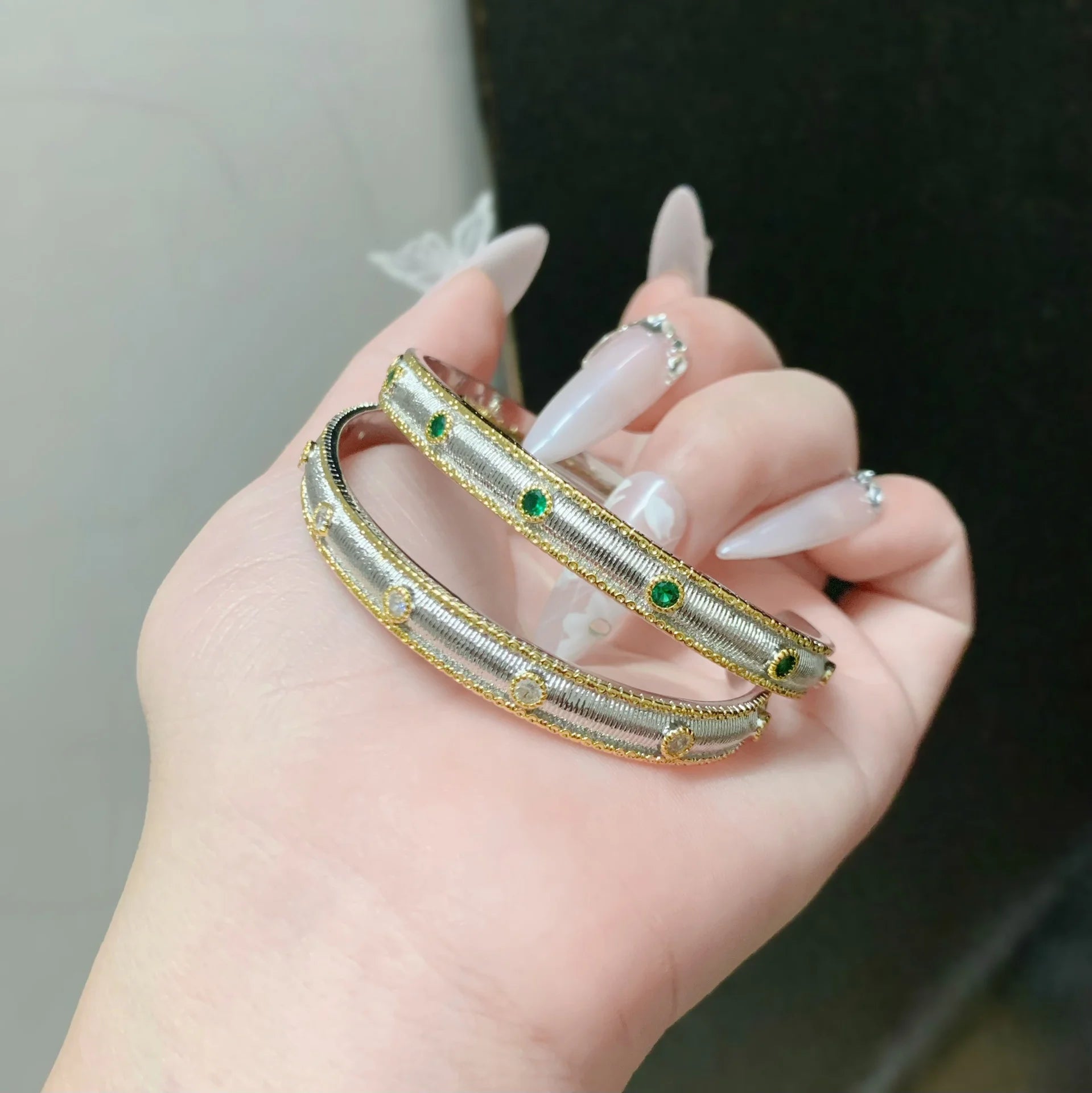 Vergoldeter Damenarmreif mit gebürsteter Oberfläche und Zirkonia