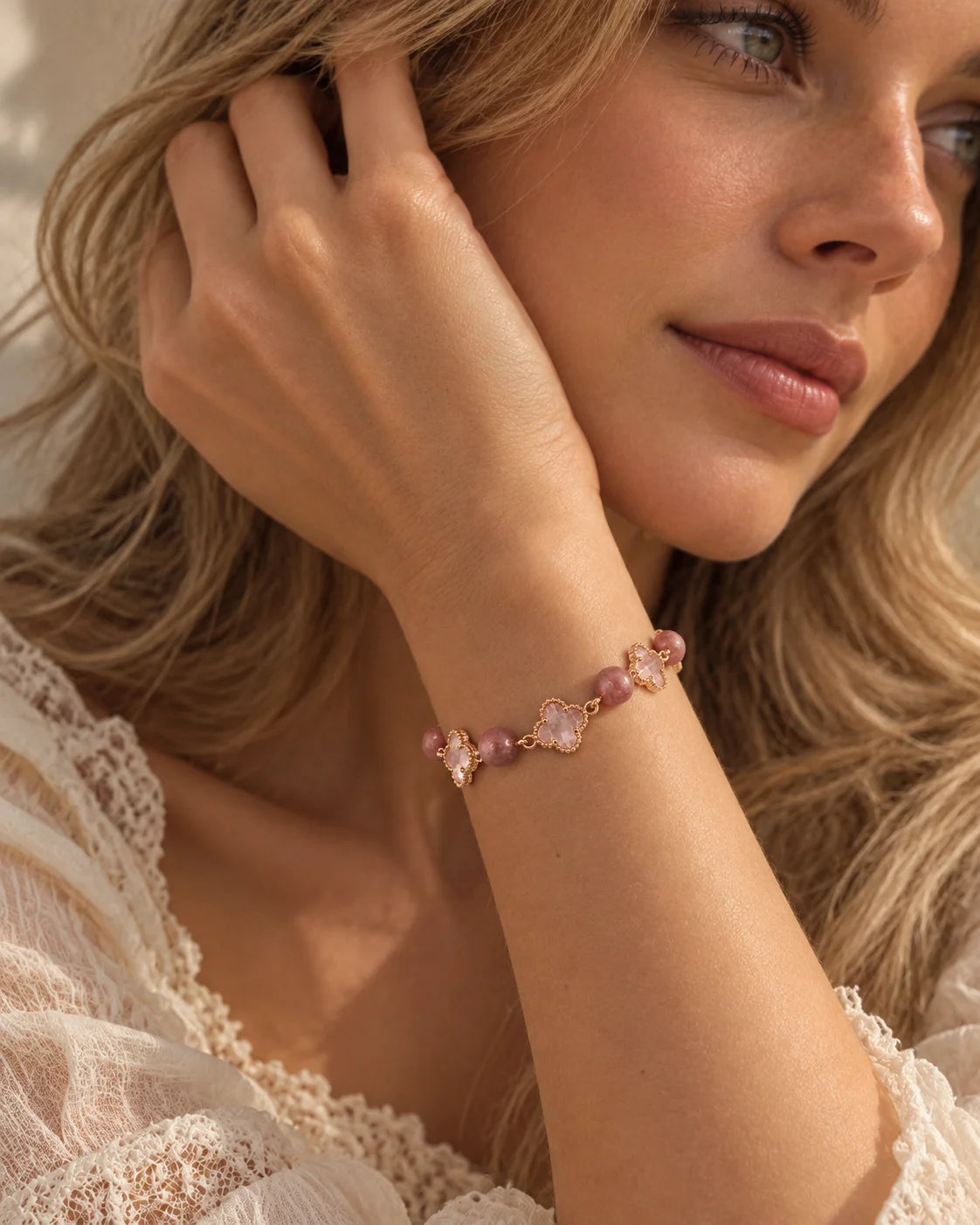 Erdbeerquarz Armband am Handgelenk getragen