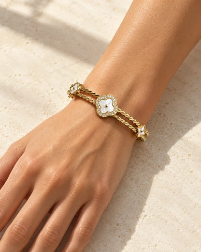 Weiße Perlmutt Blüten und Zirkonia am gedrehten goldenen Doppelarmreif