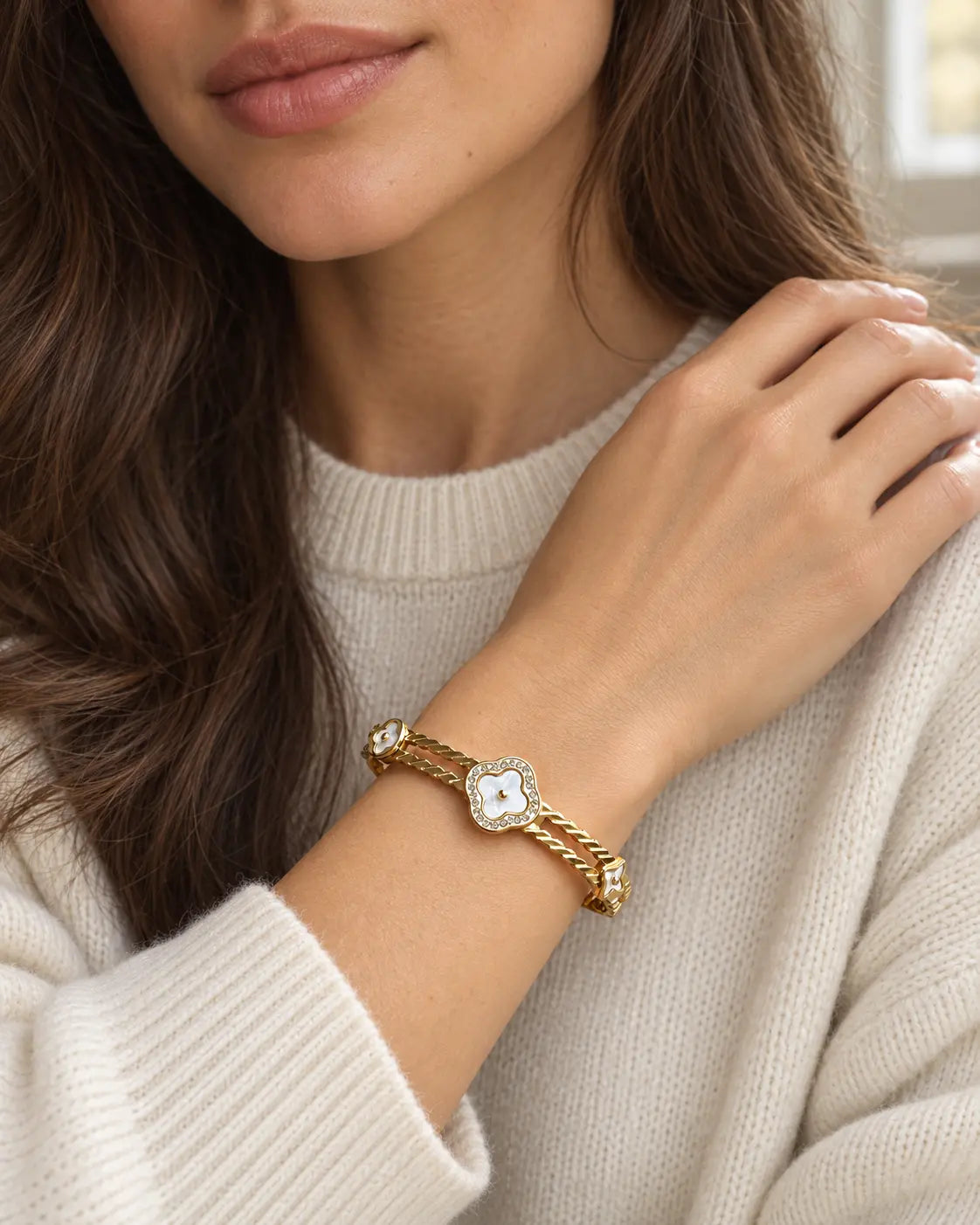 Goldener Perlmutt Blumen Armreif aus 18K vergoldetem Edelstahl am Handgelenk