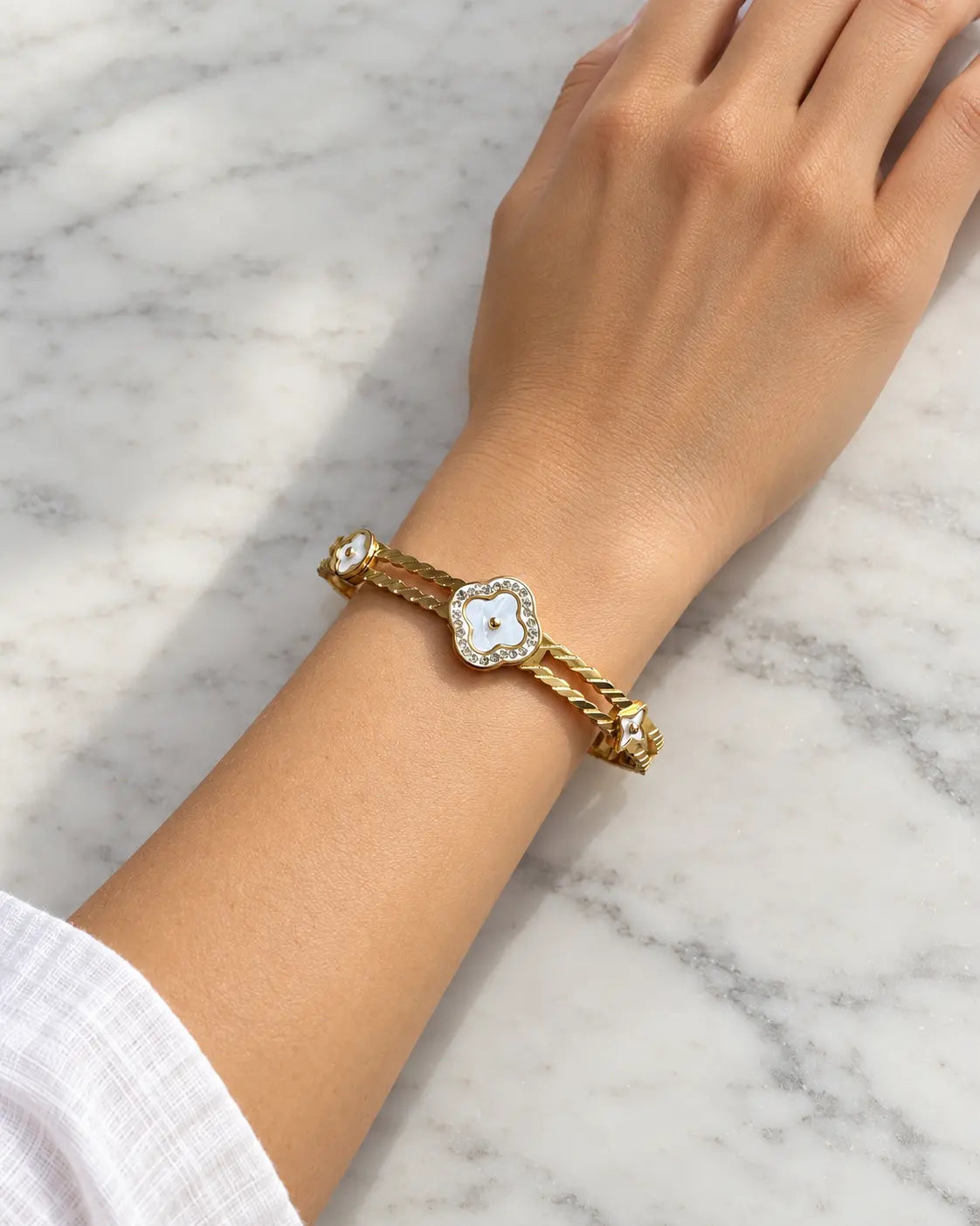 Goldener Perlmutt Blumen Armreif aus 18K vergoldetem Edelstahl am Handgelenk