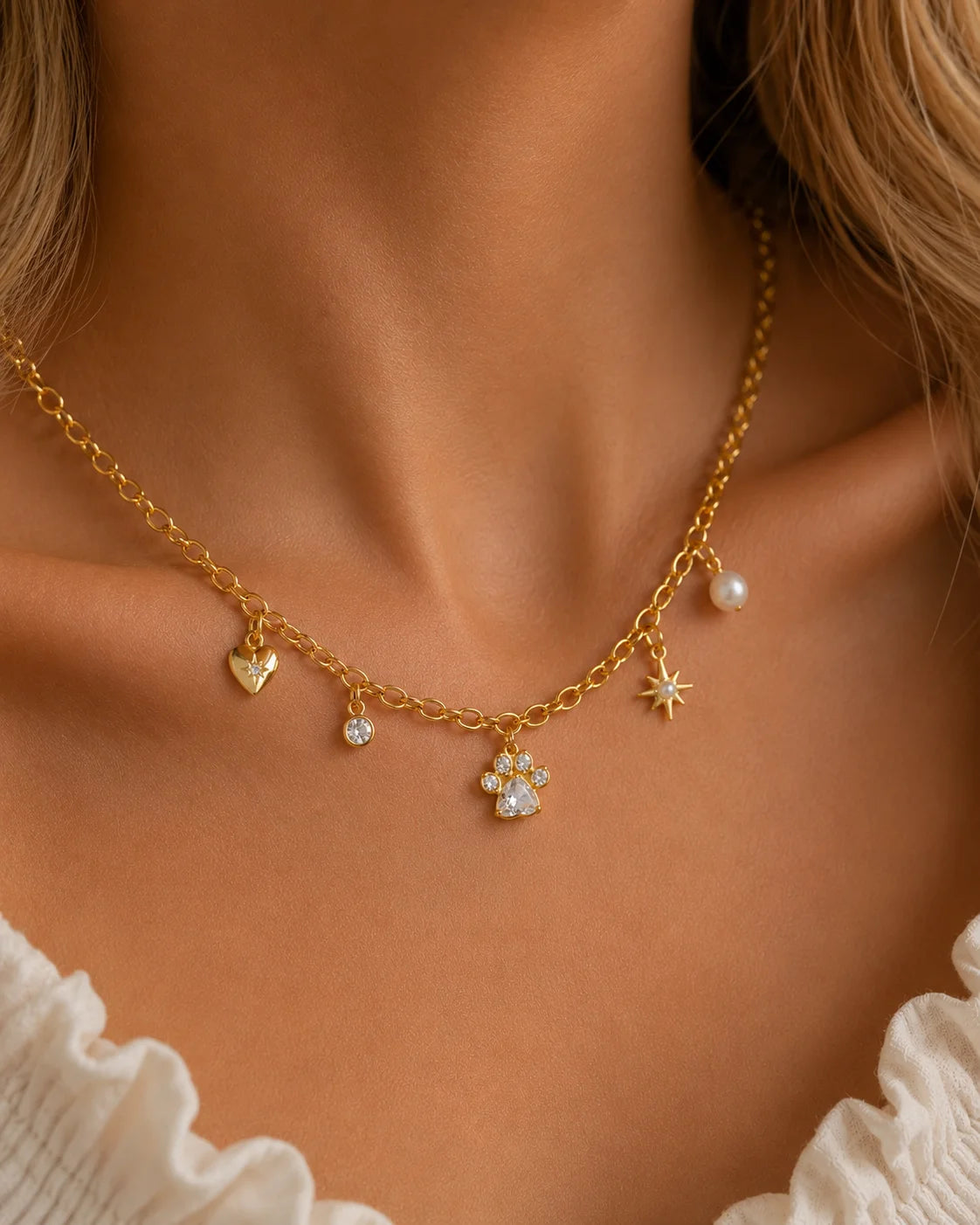 Goldener Anhänger aus 18K vergoldetem Titanstahl in Form einer Tierpfote, besetzt mit klaren Zirkonia-Kristallen, darunter ein herzförmiger Hauptstein, für personalisierbare Armbänder und Ketten