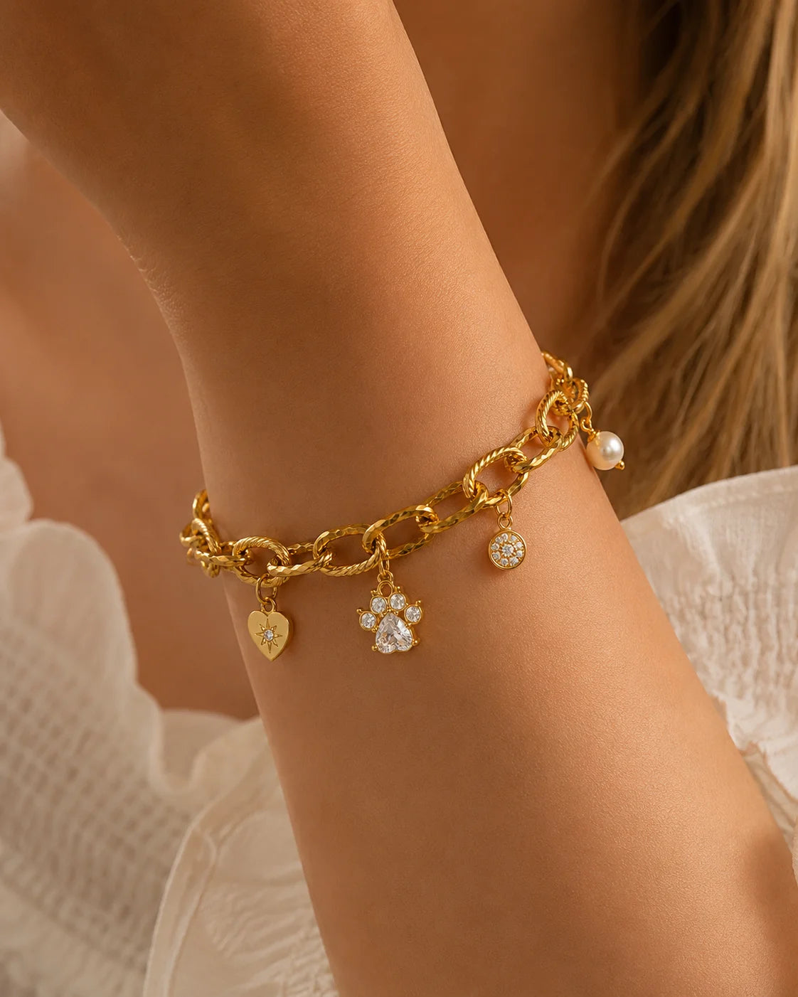 Goldener Anhänger aus 18K vergoldetem Titanstahl in Form einer Tierpfote, besetzt mit klaren Zirkonia-Kristallen, darunter ein herzförmiger Hauptstein, für personalisierbare Armbänder und Ketten