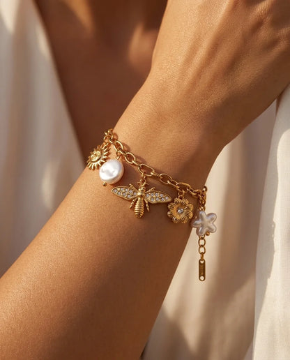 Biene Charm Armband aus 18K vergoldetem Titanstahl mit Sonnen-, Bienen-, Blumen- und Perlen-Anhängern an einer Gliederkette
