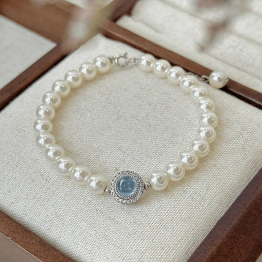 Luxuriöses Armband mit glänzenden Swarovski Kristallperlen und einem runden Aquamarin-Zentrum, eingefasst in 925er Silber