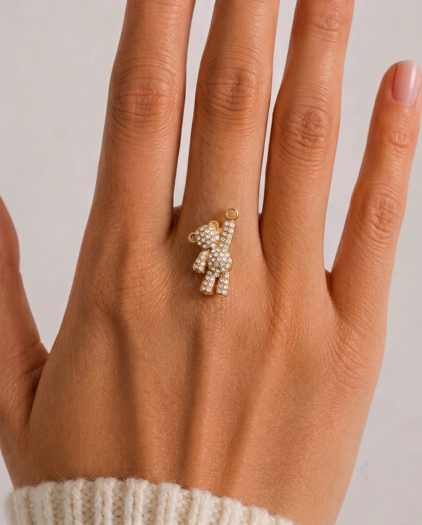 Goldener Anhänger aus 18K vergoldetem Titanstahl in Form eines kleinen Bären, der an einem Arm hängt und großzügig mit klaren Zirkonia-Kristallen besetzt ist, für personalisierbare Armbänder und Ketten