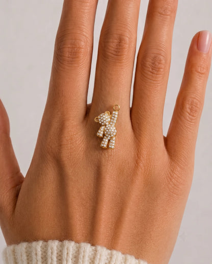 Goldener Anhänger aus 18K vergoldetem Titanstahl in Form eines kleinen Bären, der an einem Arm hängt und großzügig mit klaren Zirkonia-Kristallen besetzt ist, für personalisierbare Armbänder und Ketten