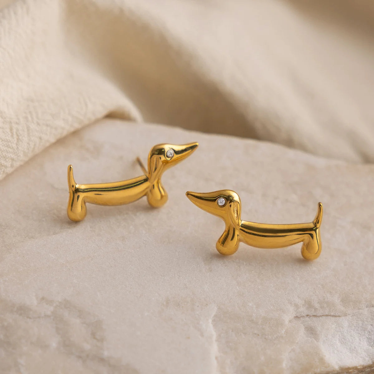 Goldene Ohrstecker "Bruno" in Form eines Dackels mit Zirkonia-Auge