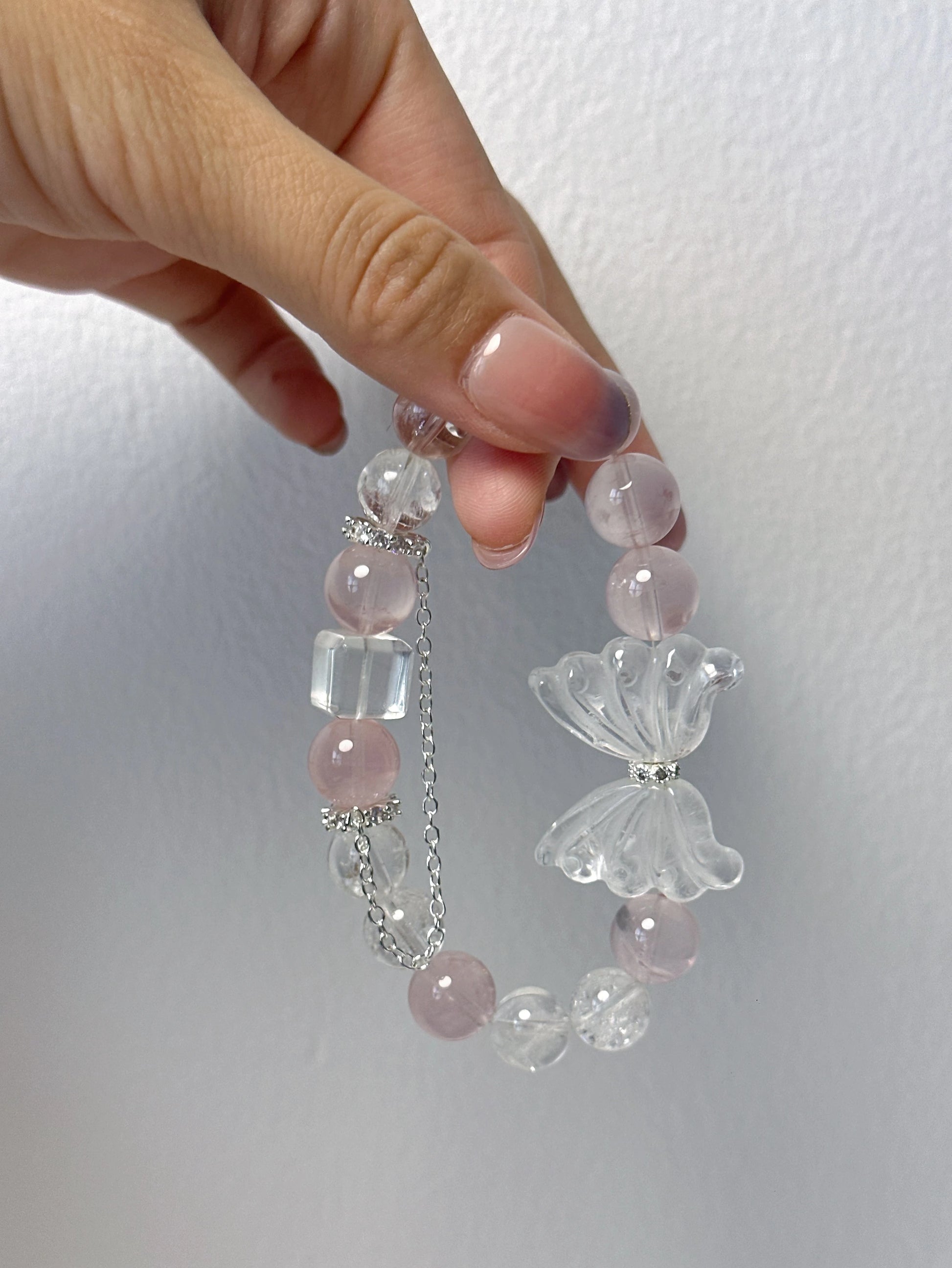 Rosaquarz-Armband mit Flügeldesign – Butterfly-Motiv, Zirkonia und Acrylperlen, verstellbar