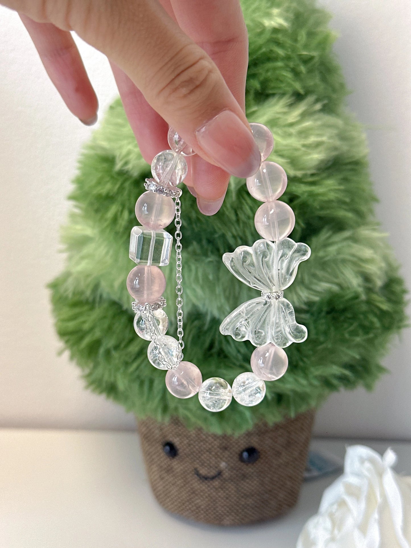 Rosaquarz-Armband mit Flügeldesign – Butterfly-Motiv, Zirkonia und Acrylperlen, verstellbar