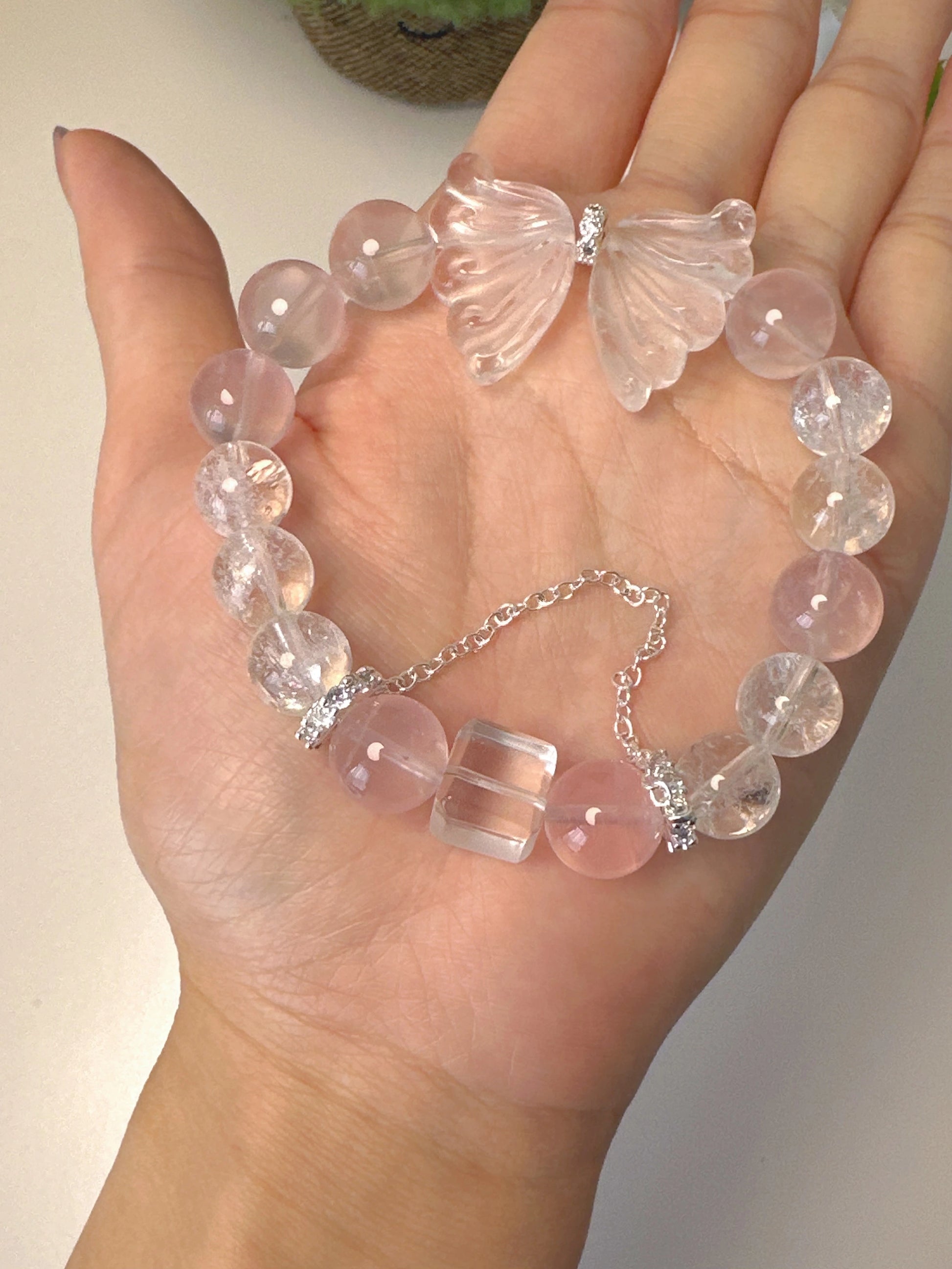 Rosaquarz-Armband mit Flügeldesign – Butterfly-Motiv, Zirkonia und Acrylperlen, verstellbar