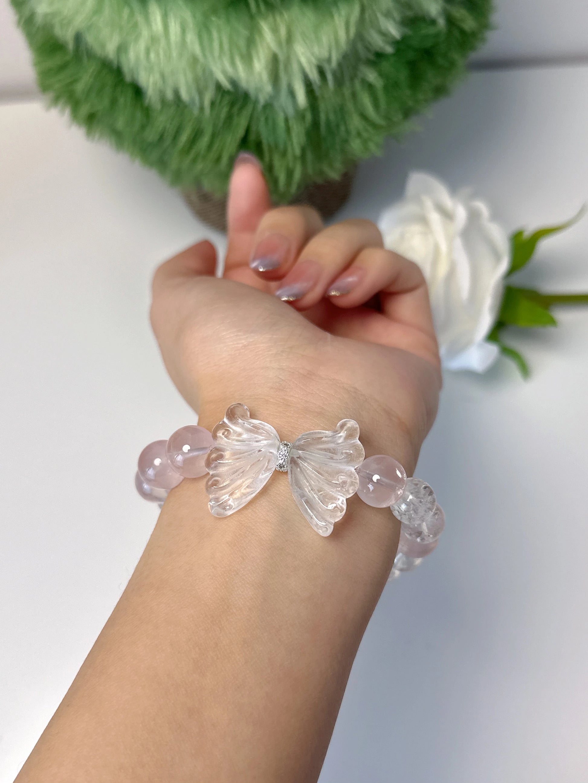 Rosaquarz-Armband mit Flügeldesign – Butterfly-Motiv, Zirkonia und Acrylperlen, verstellbar