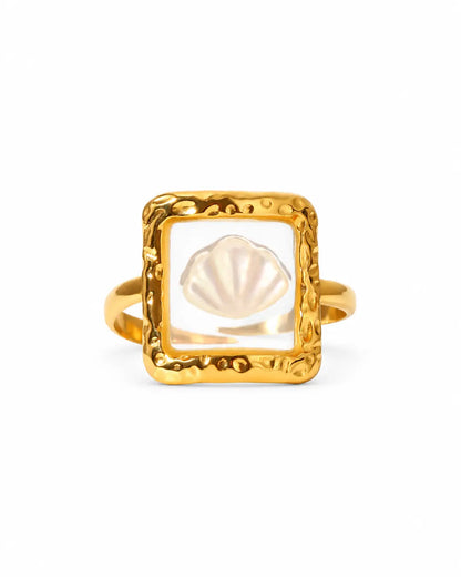 Calista goldener Muschel Ring mit Perlmutt und Epoxidharz im rechteckigen Rahmen