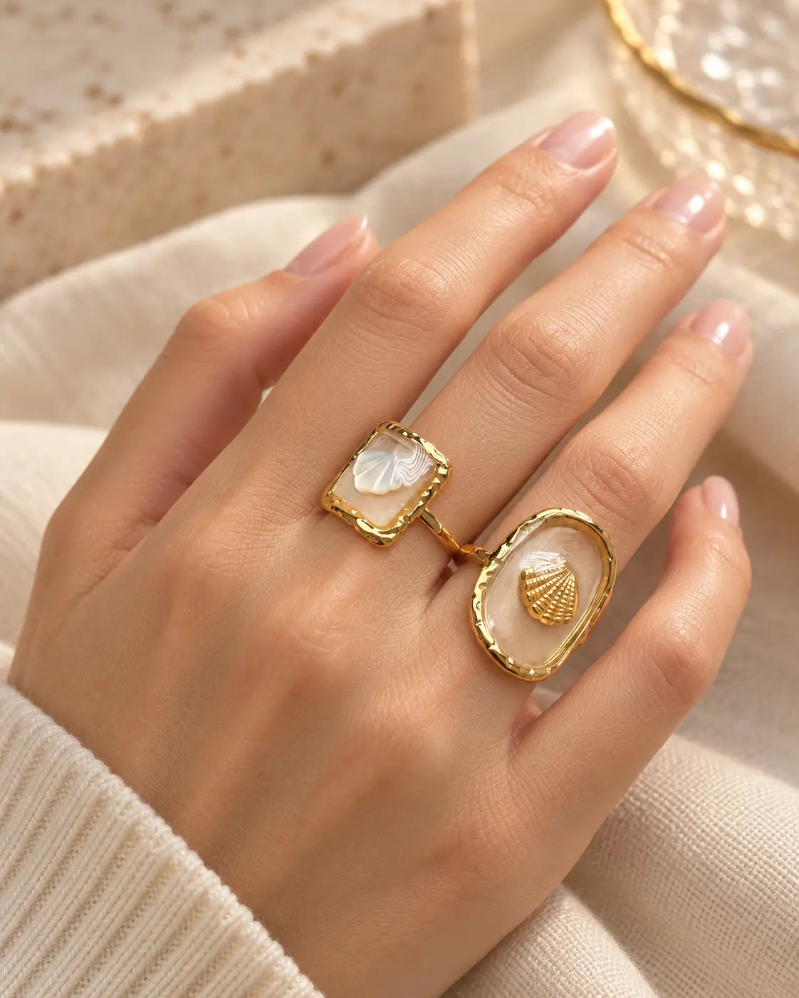 Calista Muschel Ring aus 18K vergoldetem Edelstahl am Finger getragen