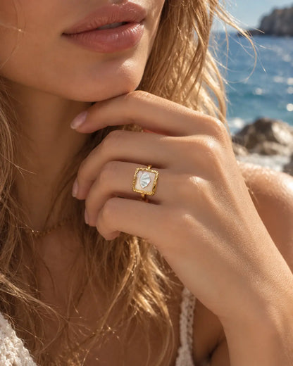 Perlmutt Muschel im transparenten Epoxidharz Ring im Detail