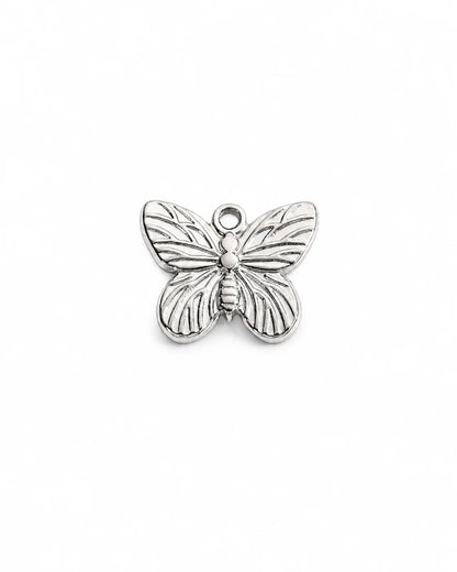 Camilla Schmetterling Charm aus Titanstahl in Silberoptik mit weißer Emaille