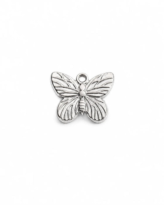 Camilla Schmetterling Charm aus Titanstahl in Silberoptik mit weißer Emaille