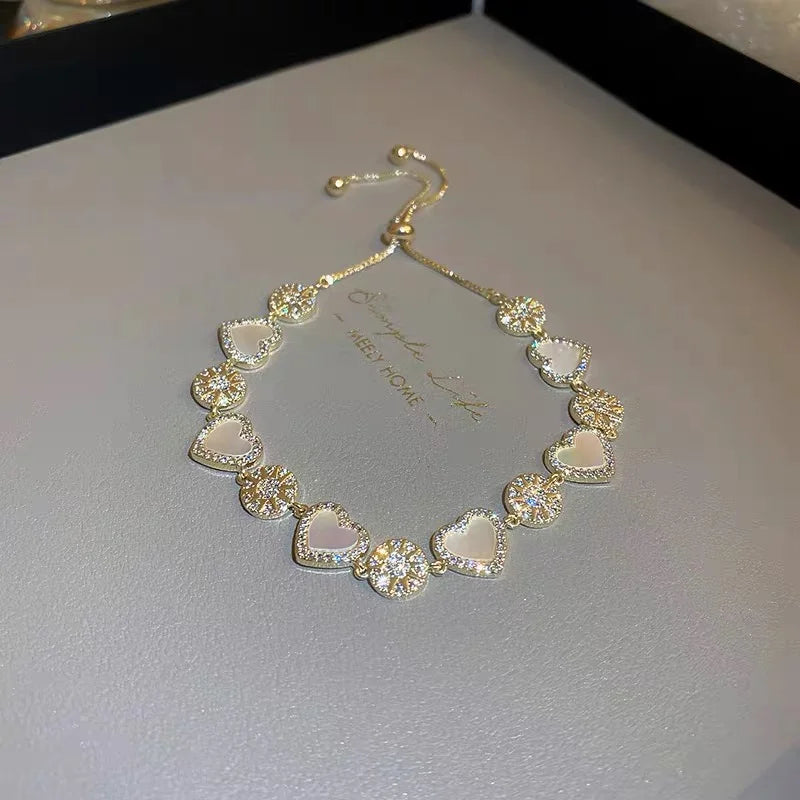 Verstellbares Cara Armband in Gold, Silber und Roségold mit funkelnden Herzen und Zirkonia-Elementen