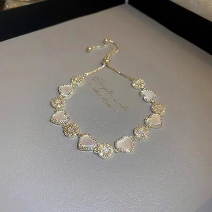 Verstellbares Cara Armband in Gold, Silber und Roségold mit funkelnden Herzen und Zirkonia-Elementen