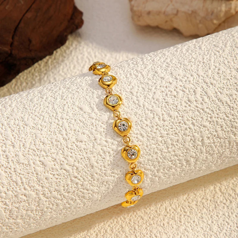 Goldenes Titanstahl-Armband "Cara" mit herzförmigen Gliedern und funkelnden Zirkonia-Steinen