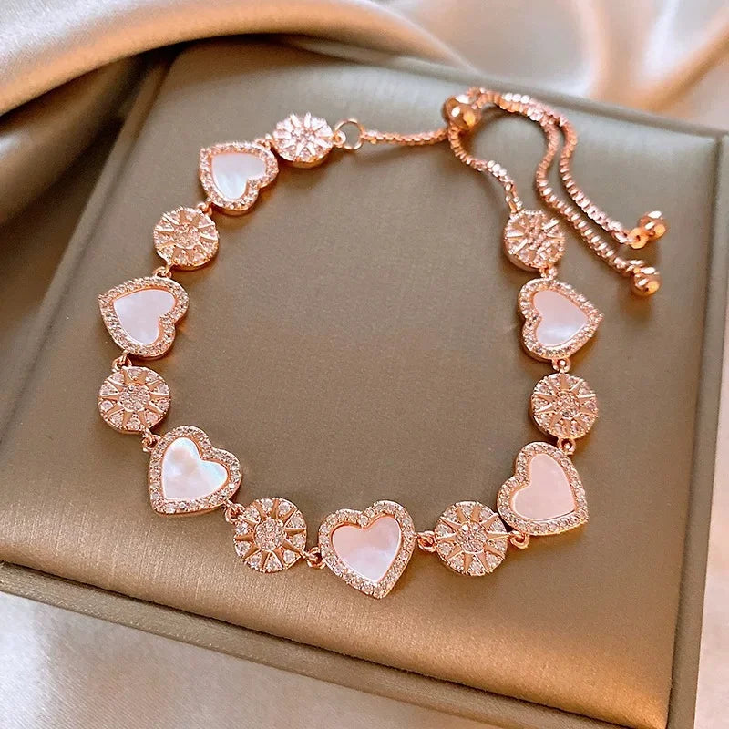 Verstellbares Cara Armband in Gold, Silber und Roségold mit funkelnden Herzen und Zirkonia-Elementen