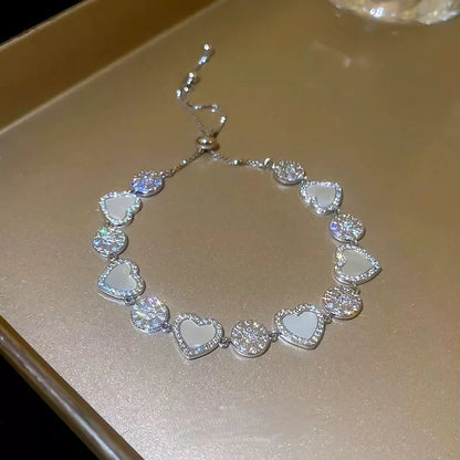 Verstellbares Cara Armband in Gold, Silber und Roségold mit funkelnden Herzen und Zirkonia-Elementen