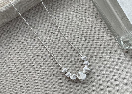 Moderne S925 Silber Schlangenkette mit sieben glänzenden strukturierten Perlen in Cat-Eye-Optik – eleganter Halsschmuck für Damen

