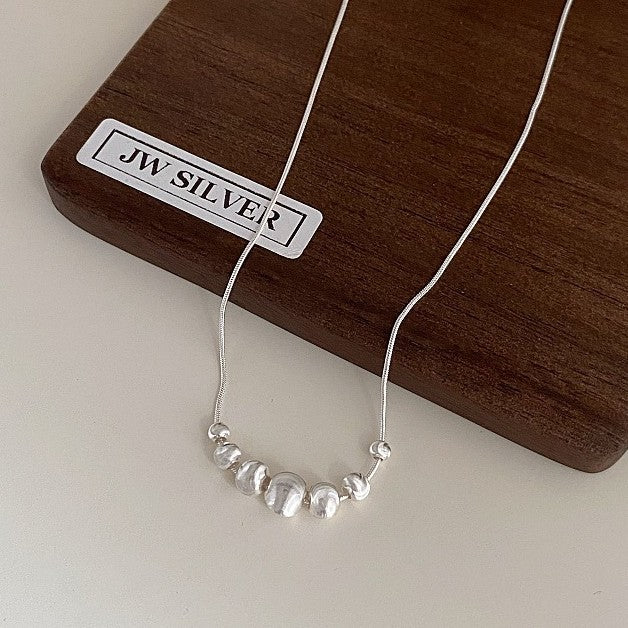 Moderne S925 Silber Schlangenkette mit sieben glänzenden strukturierten Perlen in Cat-Eye-Optik – eleganter Halsschmuck für Damen

