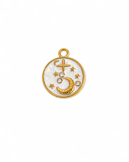Runder, goldener Anhänger aus 18K vergoldetem Titanstahl mit weißer Emaille, verziert mit goldenen Mond- und Sternmotiven sowie Zirkonia-Kristallen für personalisierbare Armbänder und Ketten