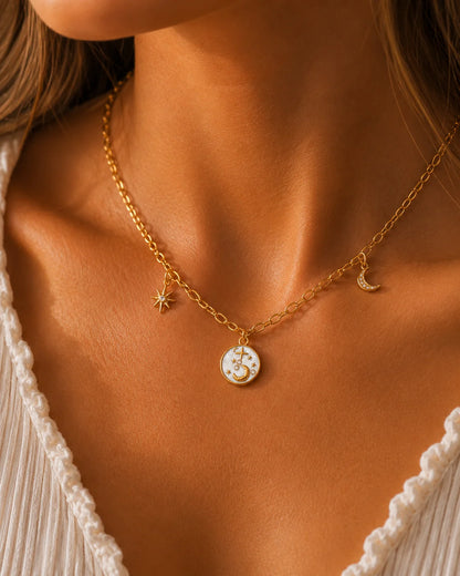 Runder, goldener Anhänger aus 18K vergoldetem Titanstahl mit weißer Emaille, verziert mit goldenen Mond- und Sternmotiven sowie Zirkonia-Kristallen für personalisierbare Armbänder und Ketten