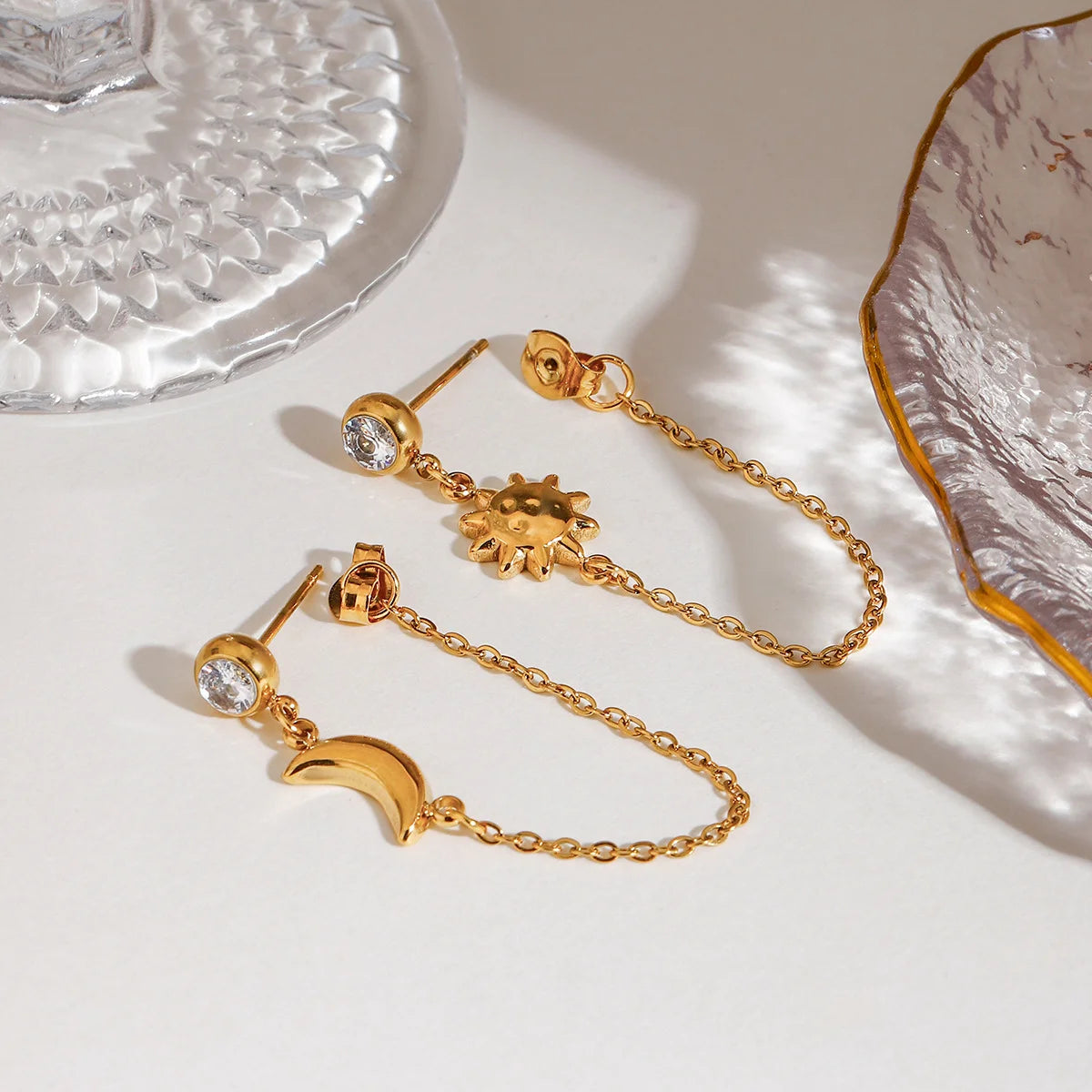 Goldene Titanstahl-Ohrringe "Celeste" im asymmetrischen Design mit Sonne und Mond Anhängern und Zirkonia