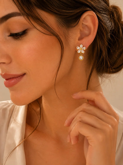 Detaillierte Celia's Golden Blossom Ohrstecker aus 18K vergoldetem Titanstahl mit funkelnden Zirkonia-Blütenblättern