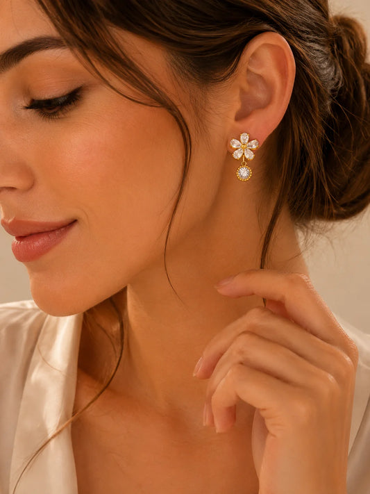 Detaillierte Celia's Golden Blossom Ohrstecker aus 18K vergoldetem Titanstahl mit funkelnden Zirkonia-Blütenblättern