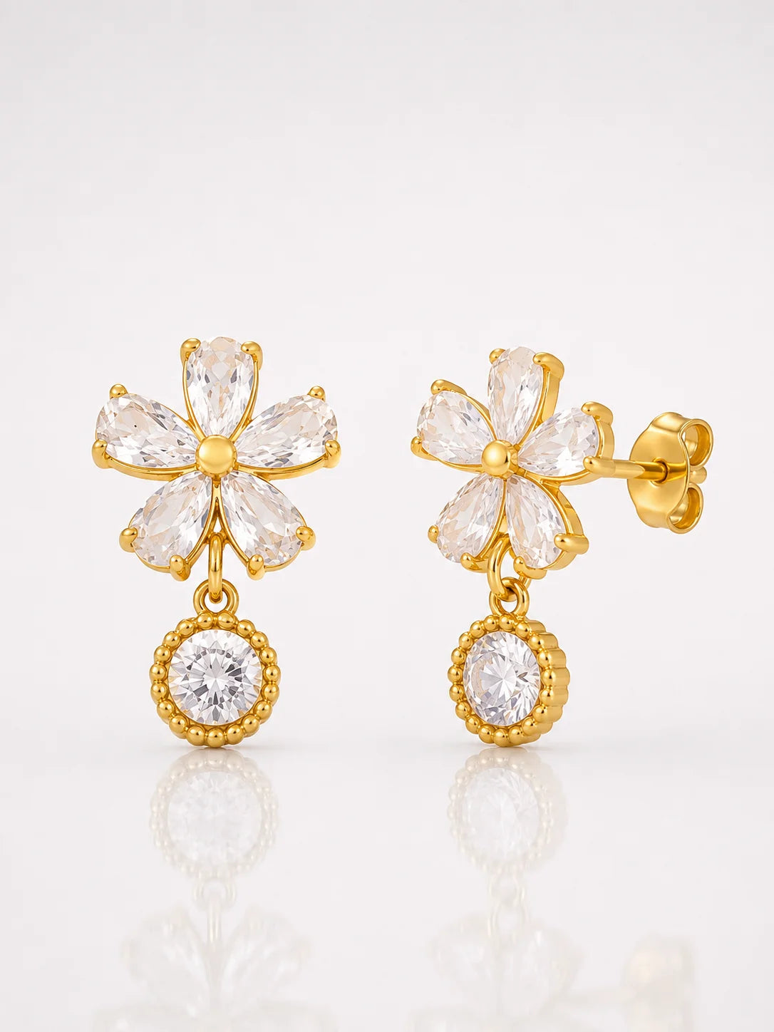 Detaillierte Celia's Golden Blossom Ohrstecker aus 18K vergoldetem Titanstahl mit funkelnden Zirkonia-Blütenblättern