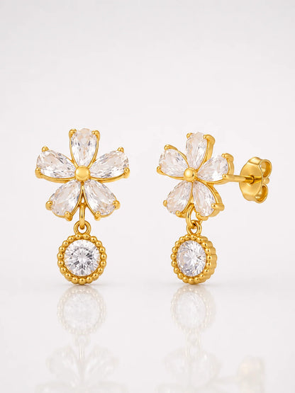 Detaillierte Celia's Golden Blossom Ohrstecker aus 18K vergoldetem Titanstahl mit funkelnden Zirkonia-Blütenblättern
