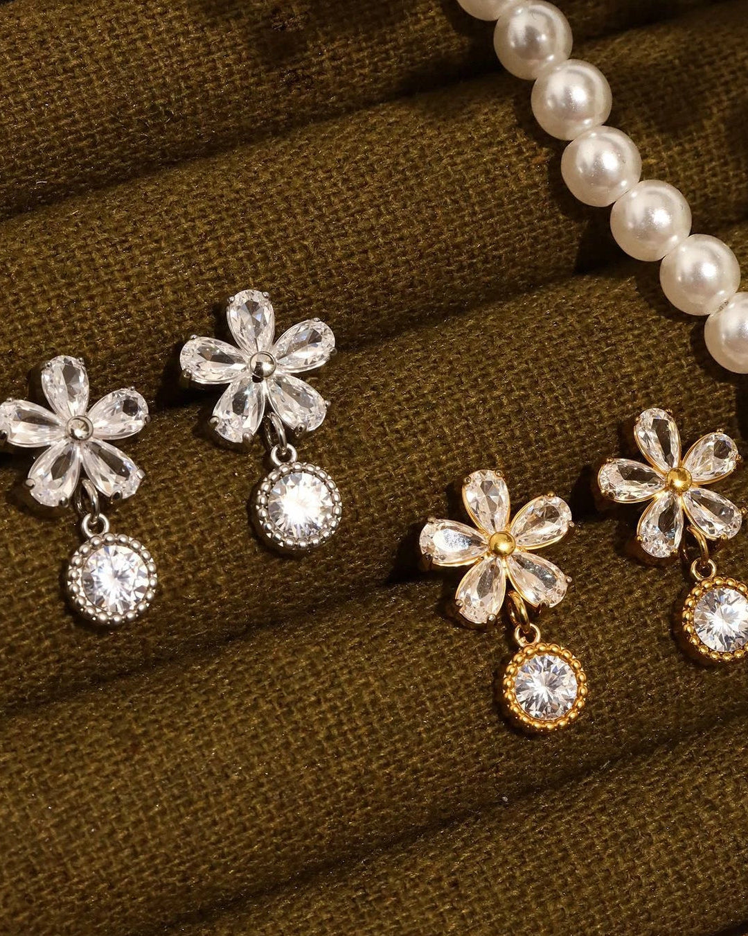Detaillierte Celia's Golden Blossom Ohrstecker aus 18K vergoldetem Titanstahl mit funkelnden Zirkonia-Blütenblättern