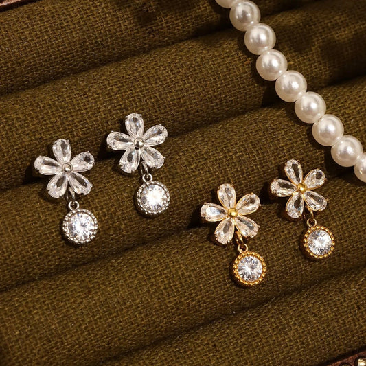 Detaillierte Celia's Golden Blossom Ohrstecker aus 18K vergoldetem Titanstahl mit funkelnden Zirkonia-Blütenblättern