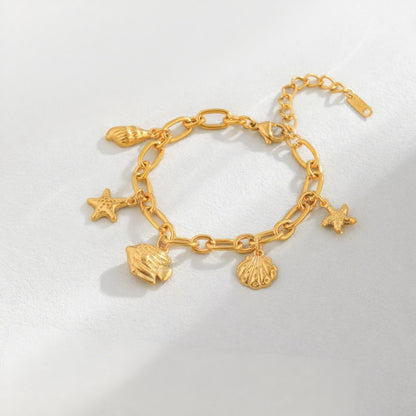 Vergoldetes Gliederarmband mit maritimen Anhängern wie Seestern, Fisch und Muschel in sommerlichem Design.
