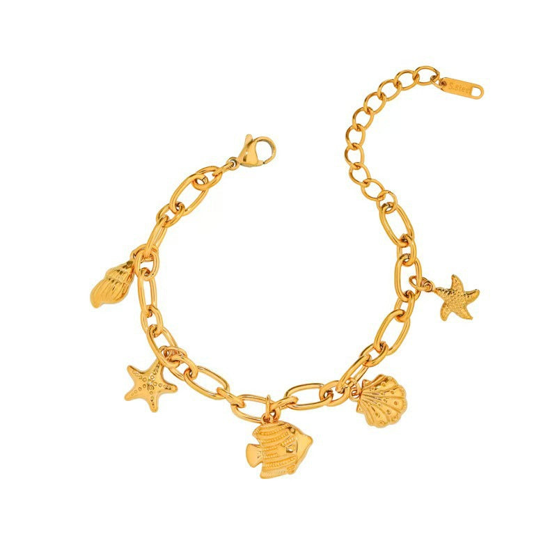 Vergoldetes Gliederarmband mit maritimen Anhängern wie Seestern, Fisch und Muschel in sommerlichem Design.
